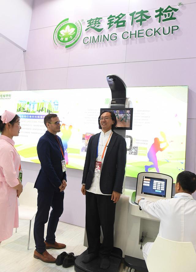 胡董體驗(yàn)健康一體機(jī)設(shè)備.jpg 胡董體驗(yàn)健康一體機(jī)設(shè)備.jpg