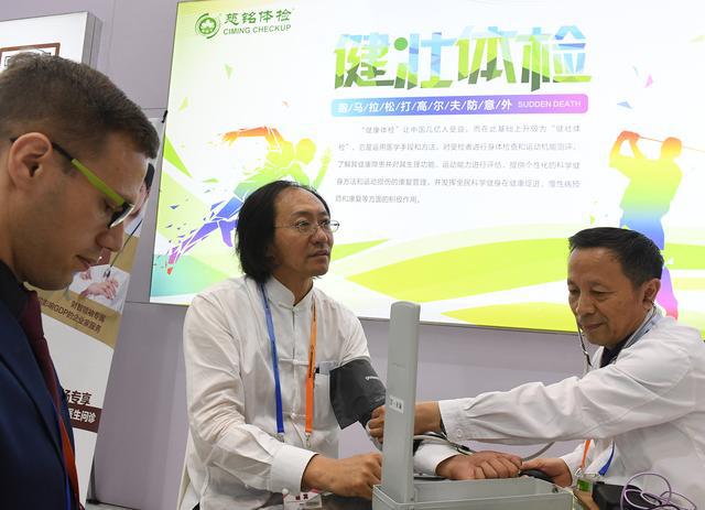 胡董接受私人醫(yī)生服務(wù).jpg 胡董接受私人醫(yī)生服務(wù).jpg