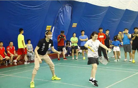 5世界羽毛球冠軍鮑春來(lái),著名演員關(guān)玲與選手打友誼賽.jpg 5世界羽毛球冠軍鮑春來(lái),著名演員關(guān)玲與選手打友誼賽.jpg
