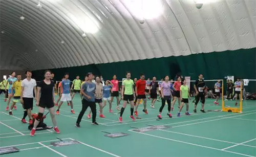 3全體參賽人員在專業(yè)教練的帶領(lǐng)下做賽前熱身運(yùn)動(dòng).jpg 3全體參賽人員在專業(yè)教練的帶領(lǐng)下做賽前熱身運(yùn)動(dòng).jpg