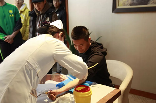11慈銘奧亞醫(yī)護人員給中赫國安球員采血3.jpg