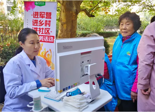 2韓小紅博士帶領慈銘醫生團隊進社區義診.jpg 2韓小紅博士帶領慈銘醫生團隊進社區義診.jpg